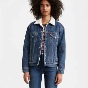 NWT LEVI’S EX-BOYFRIEND SHERPA TRUCKER JACKET | Size S